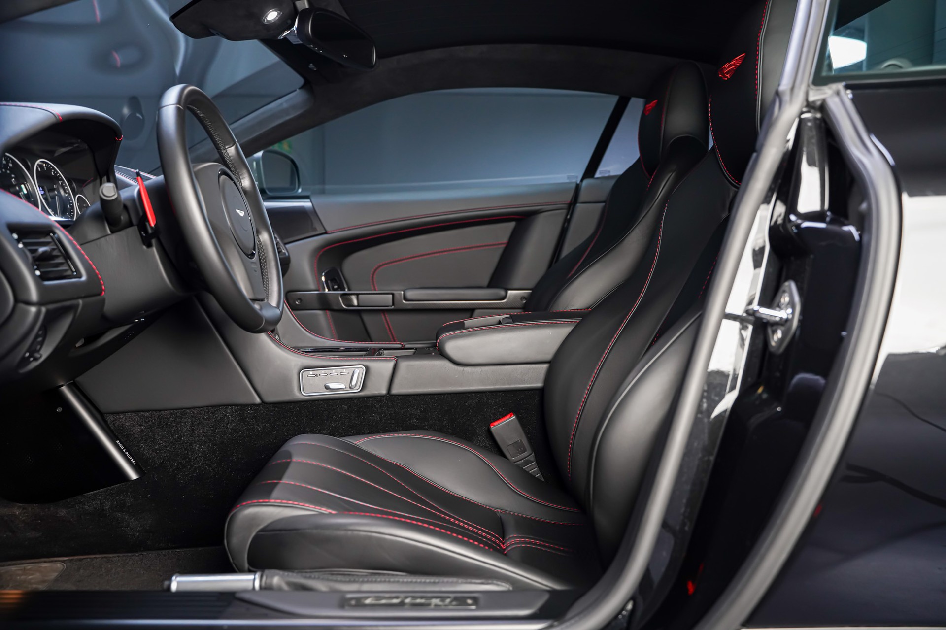 Aston Martin DB9 12