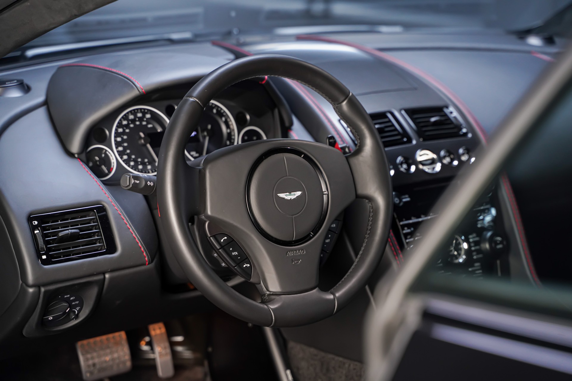 Aston Martin DB9 10