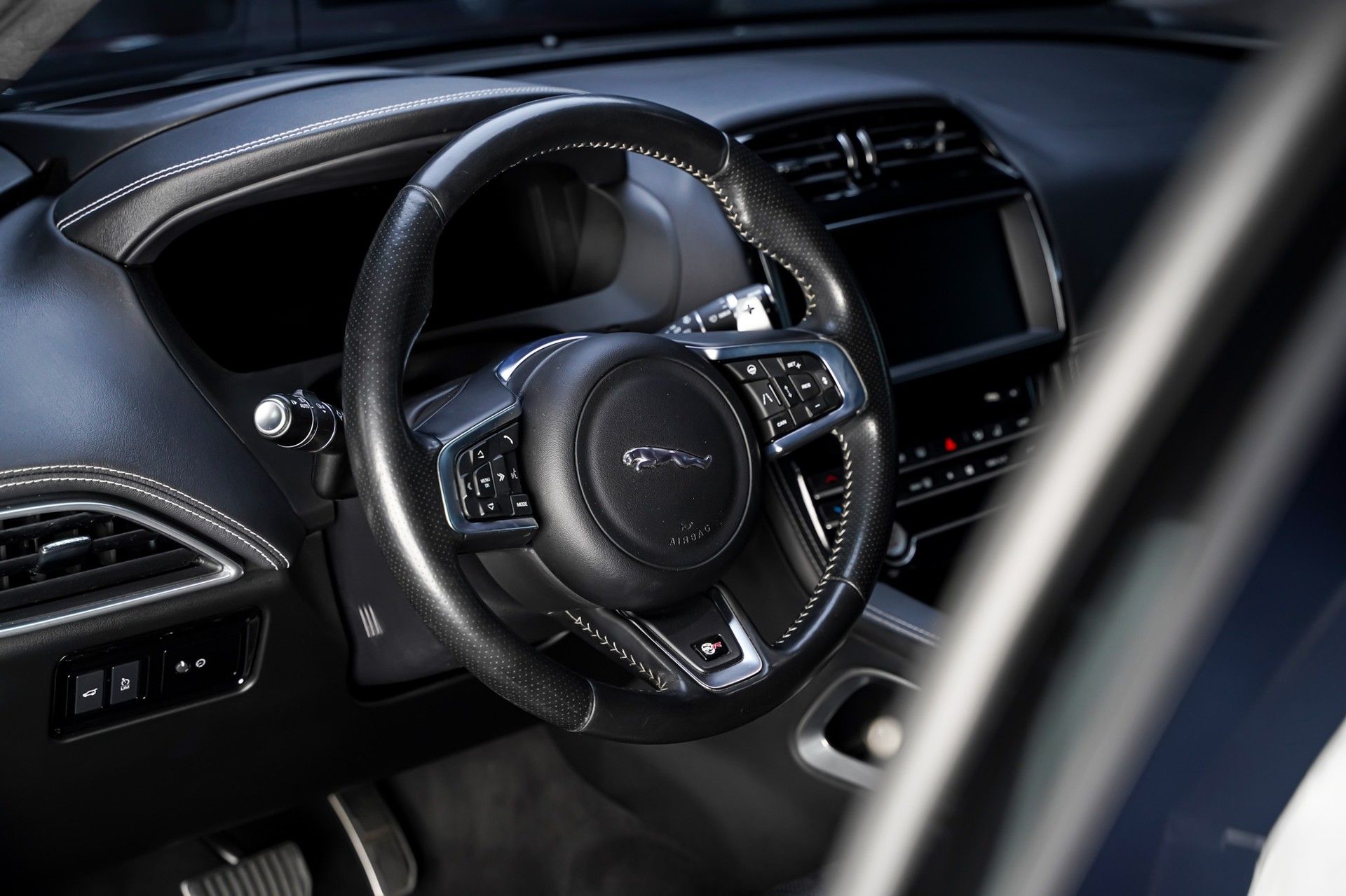 Jaguar F-PACE 9
