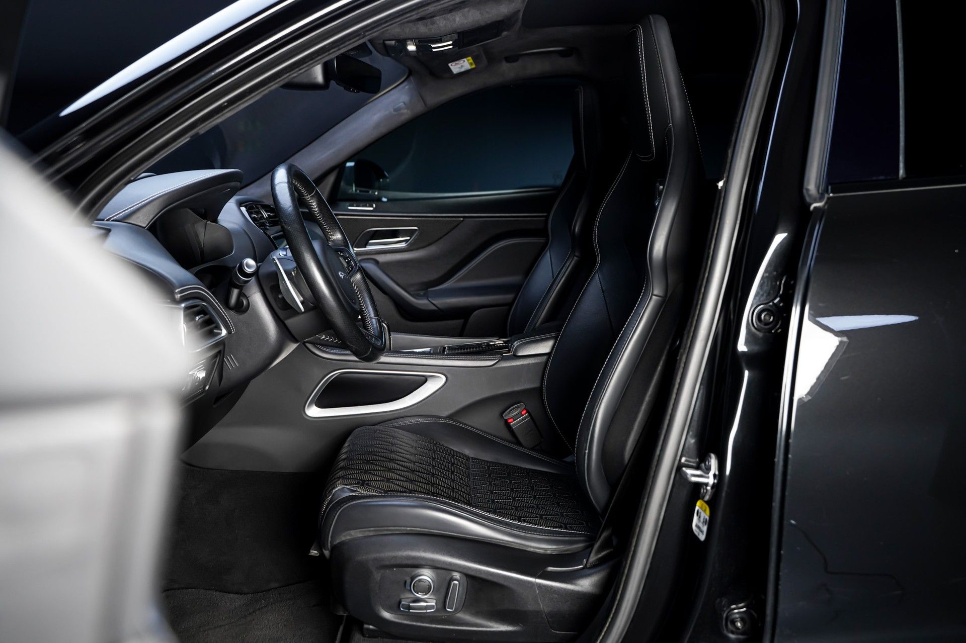 Jaguar F-PACE 11