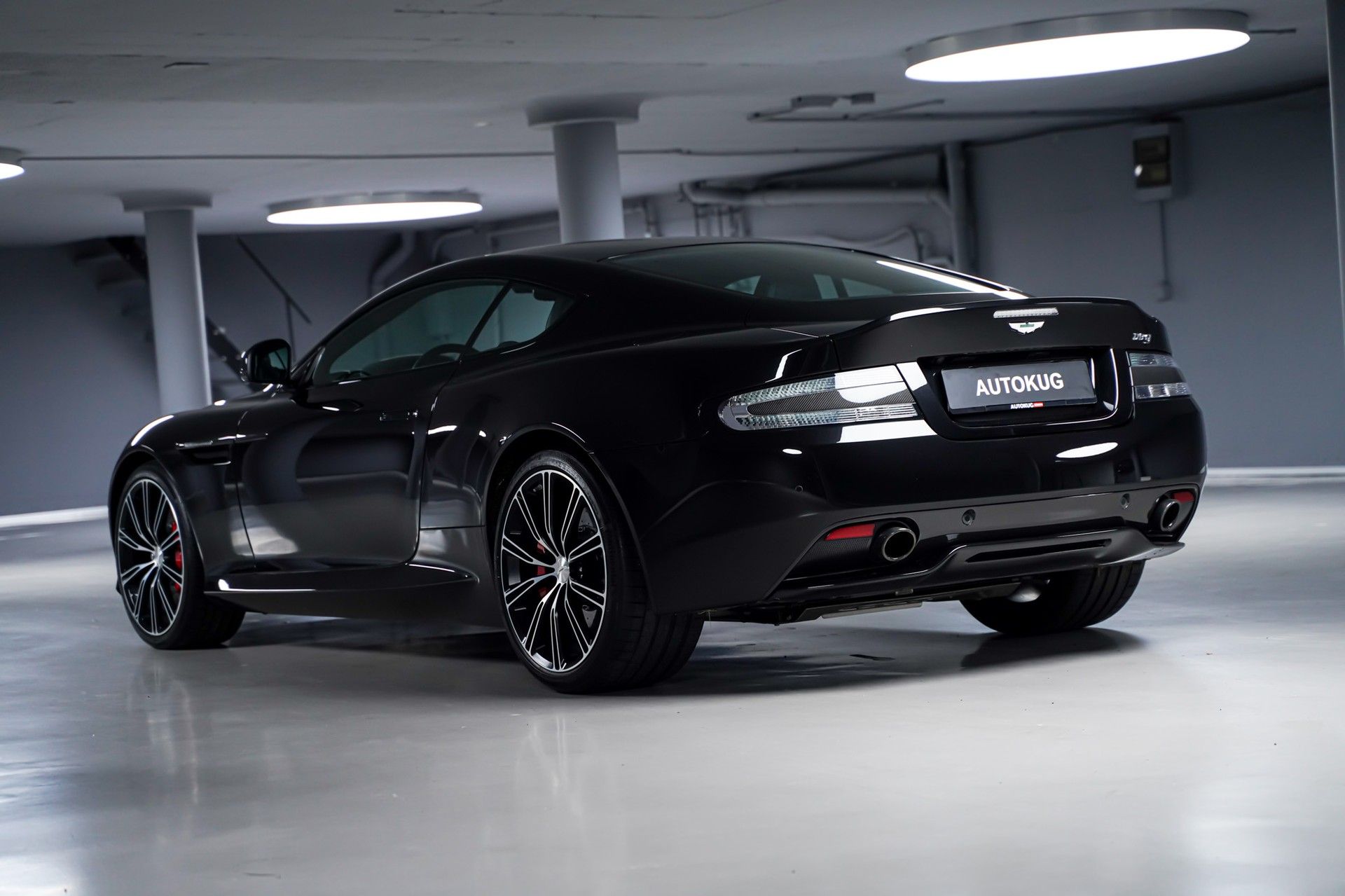 Aston Martin DB9 8