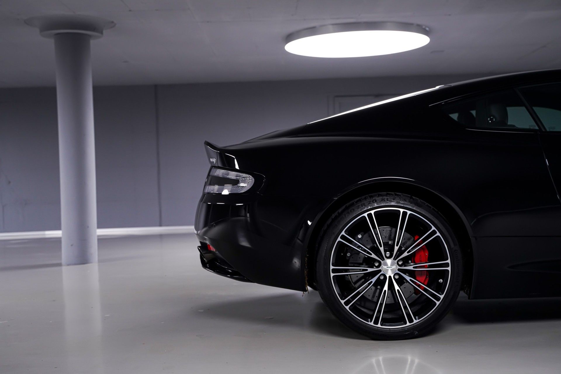 Aston Martin DB9 5