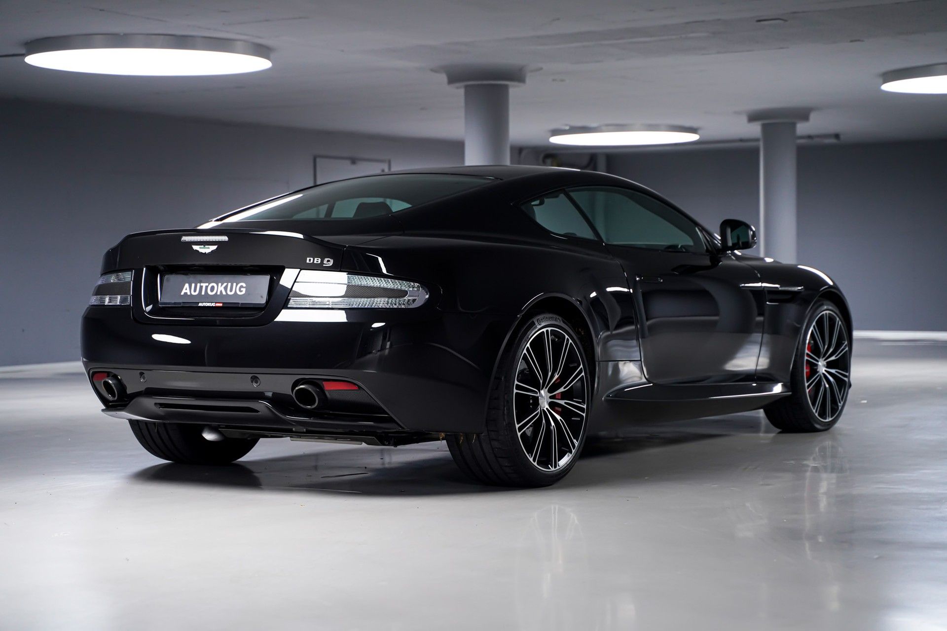 Aston Martin DB9 6