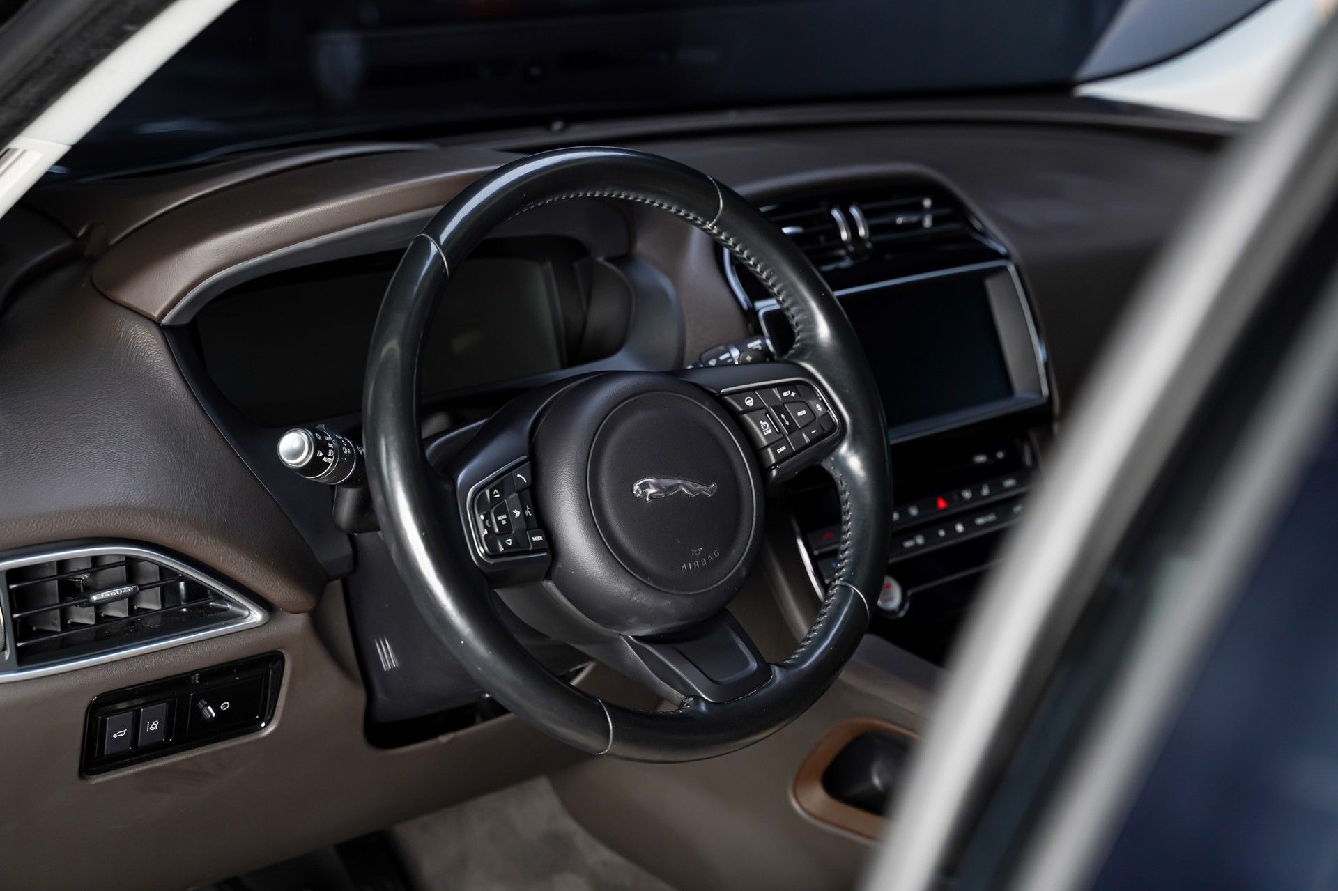 Jaguar F-PACE 10