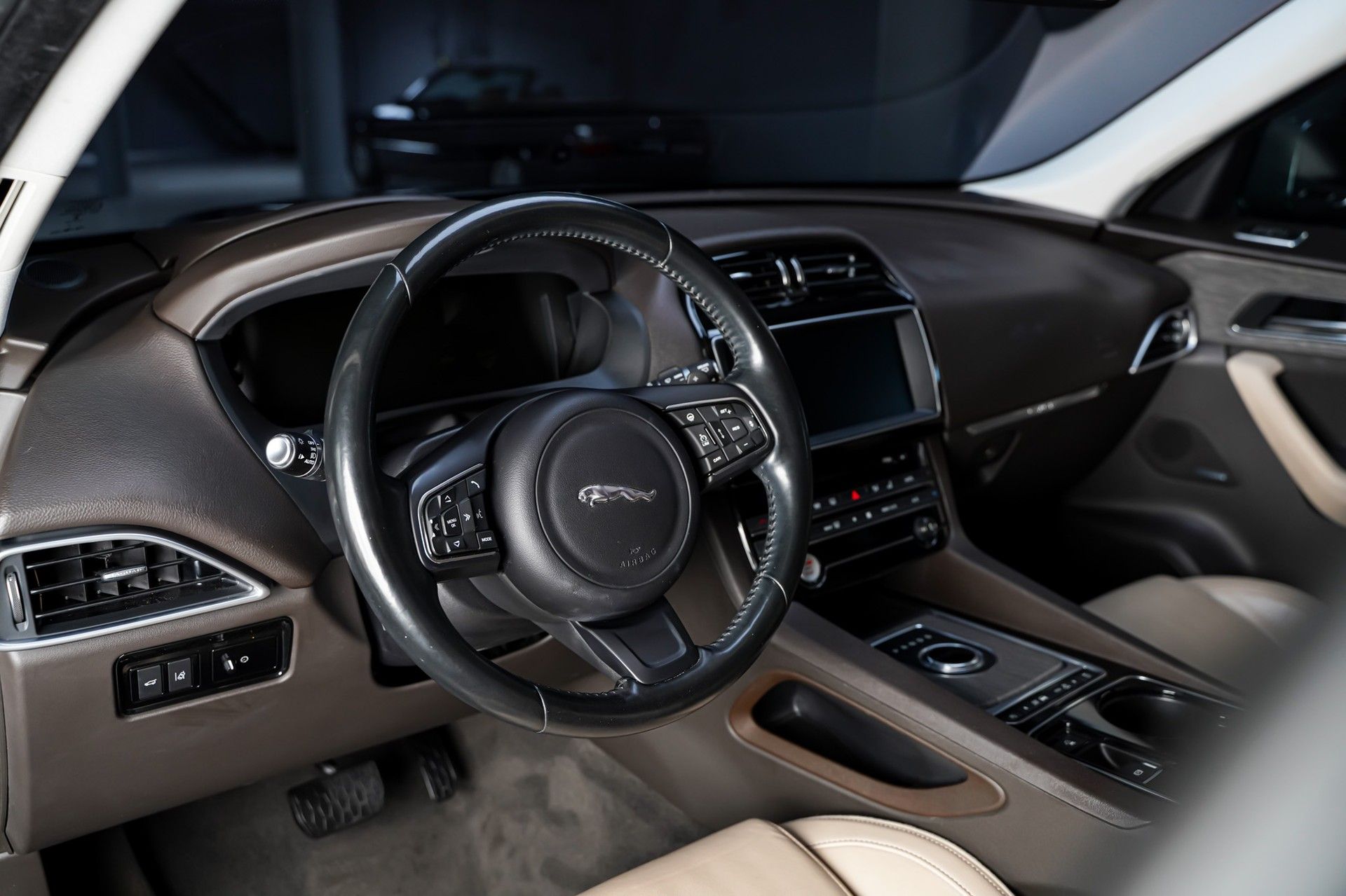 Jaguar F-PACE 11