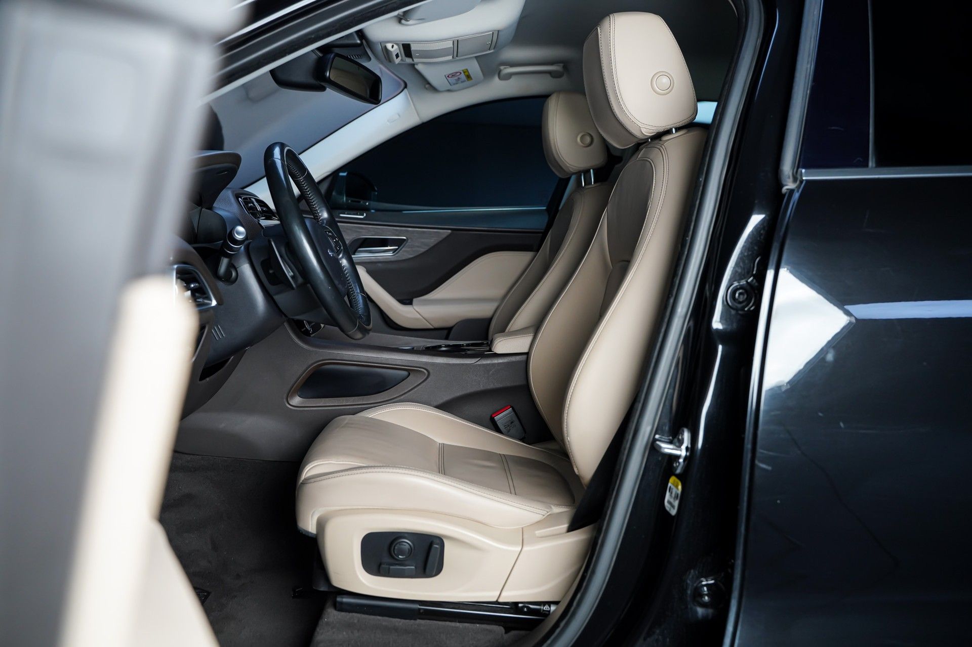 Jaguar F-PACE 12