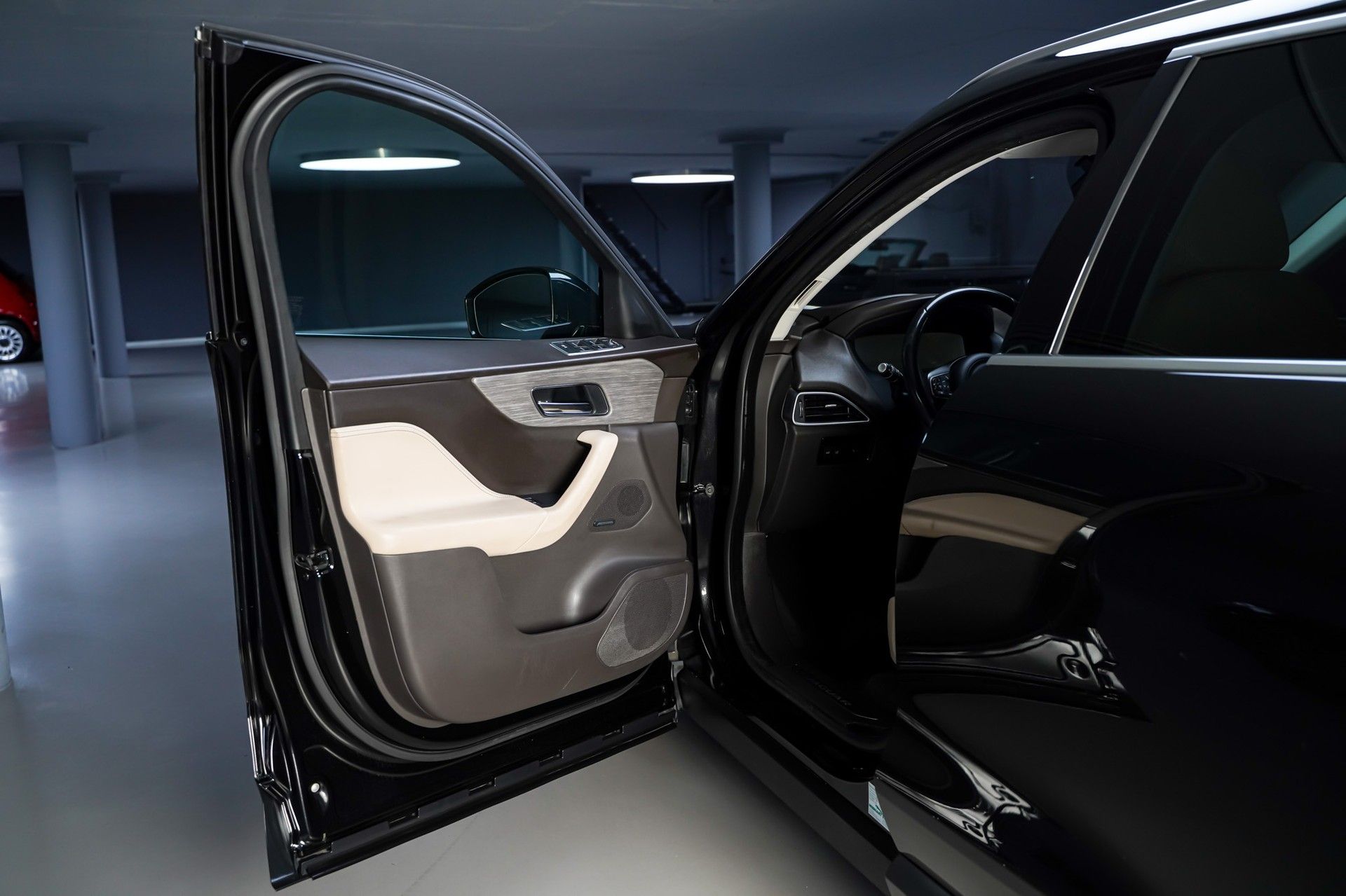 Jaguar F-PACE 9