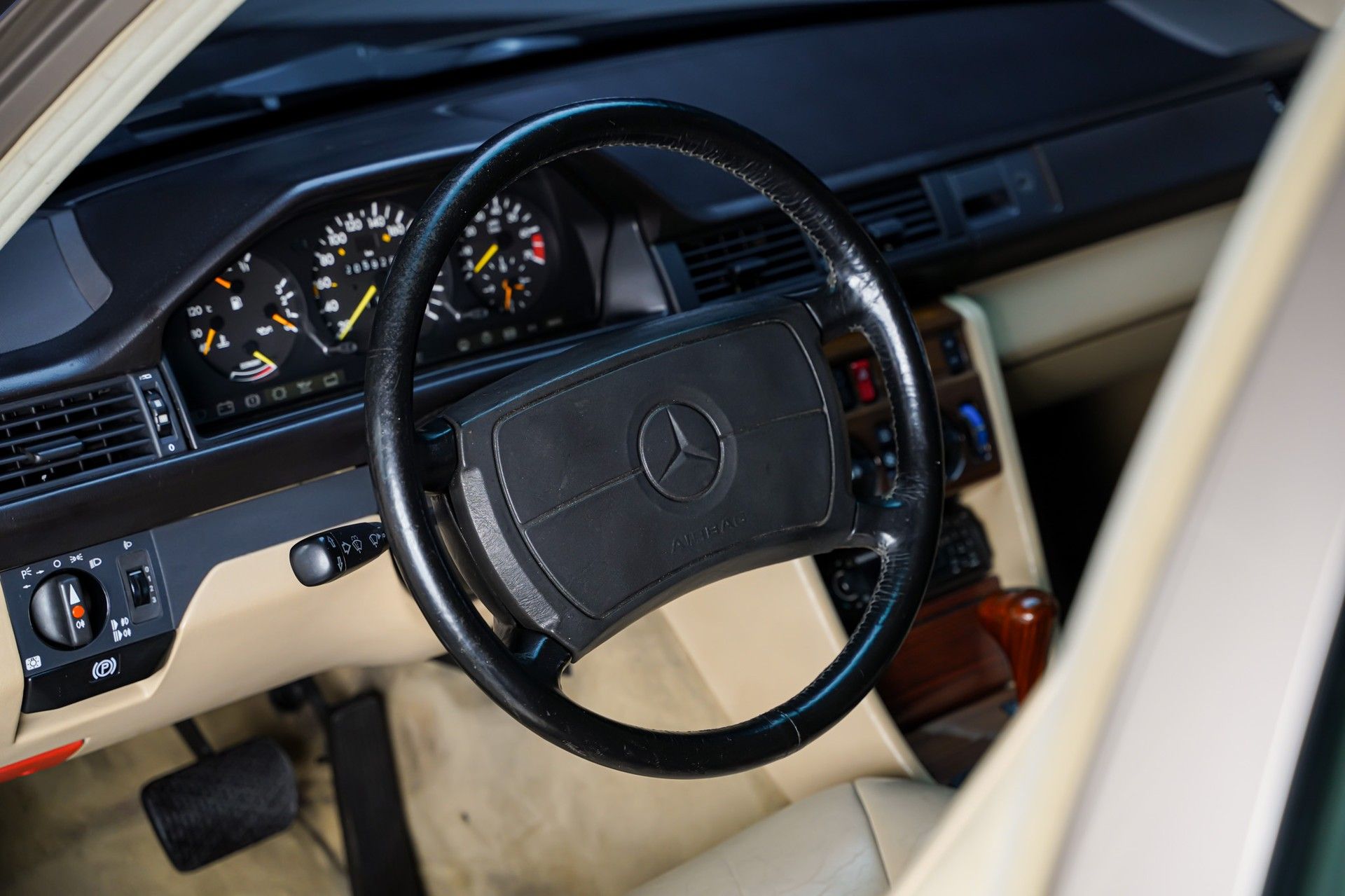 Mercedes-Benz 300 11