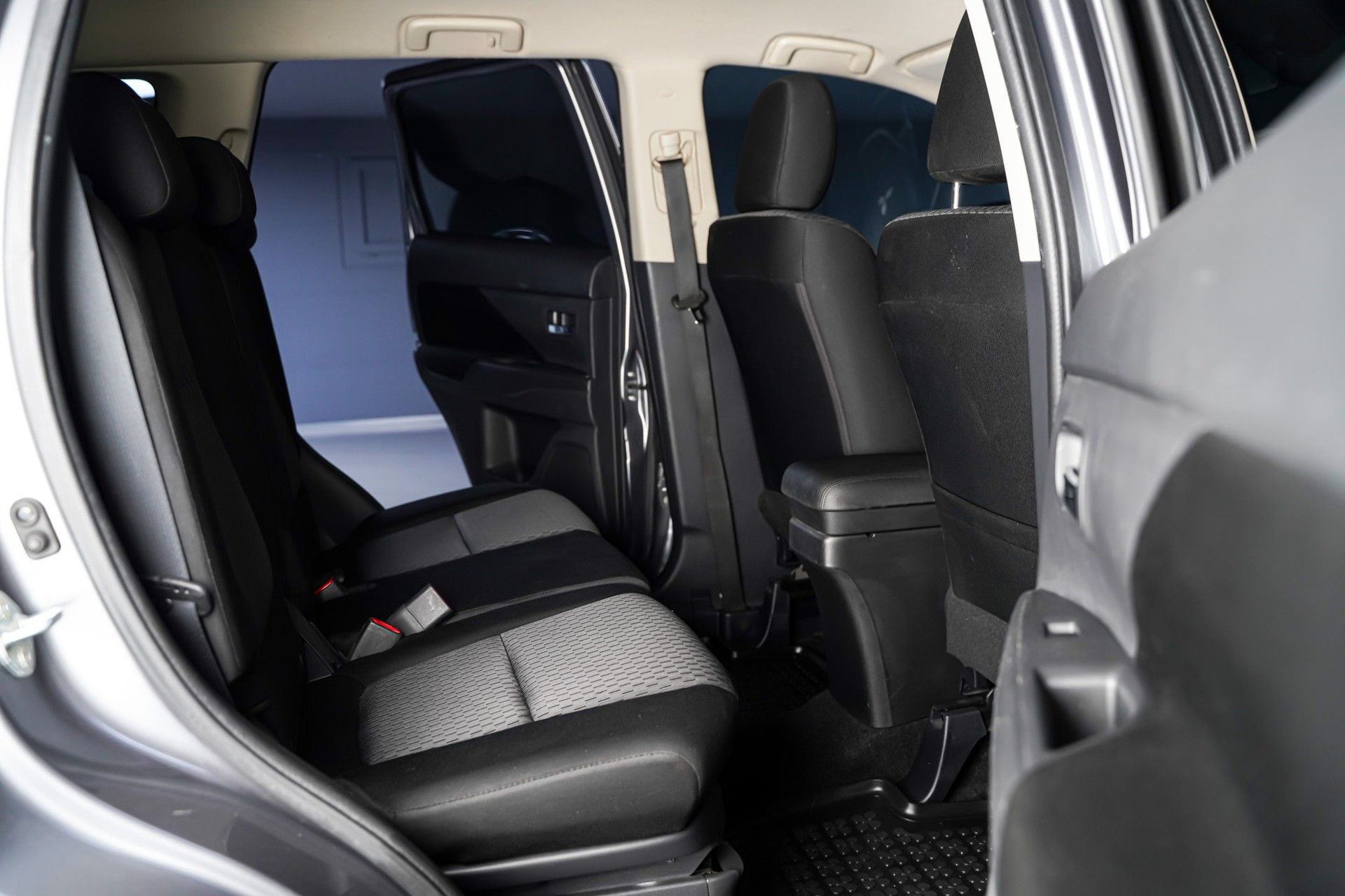 Mitsubishi OUTLANDER 13