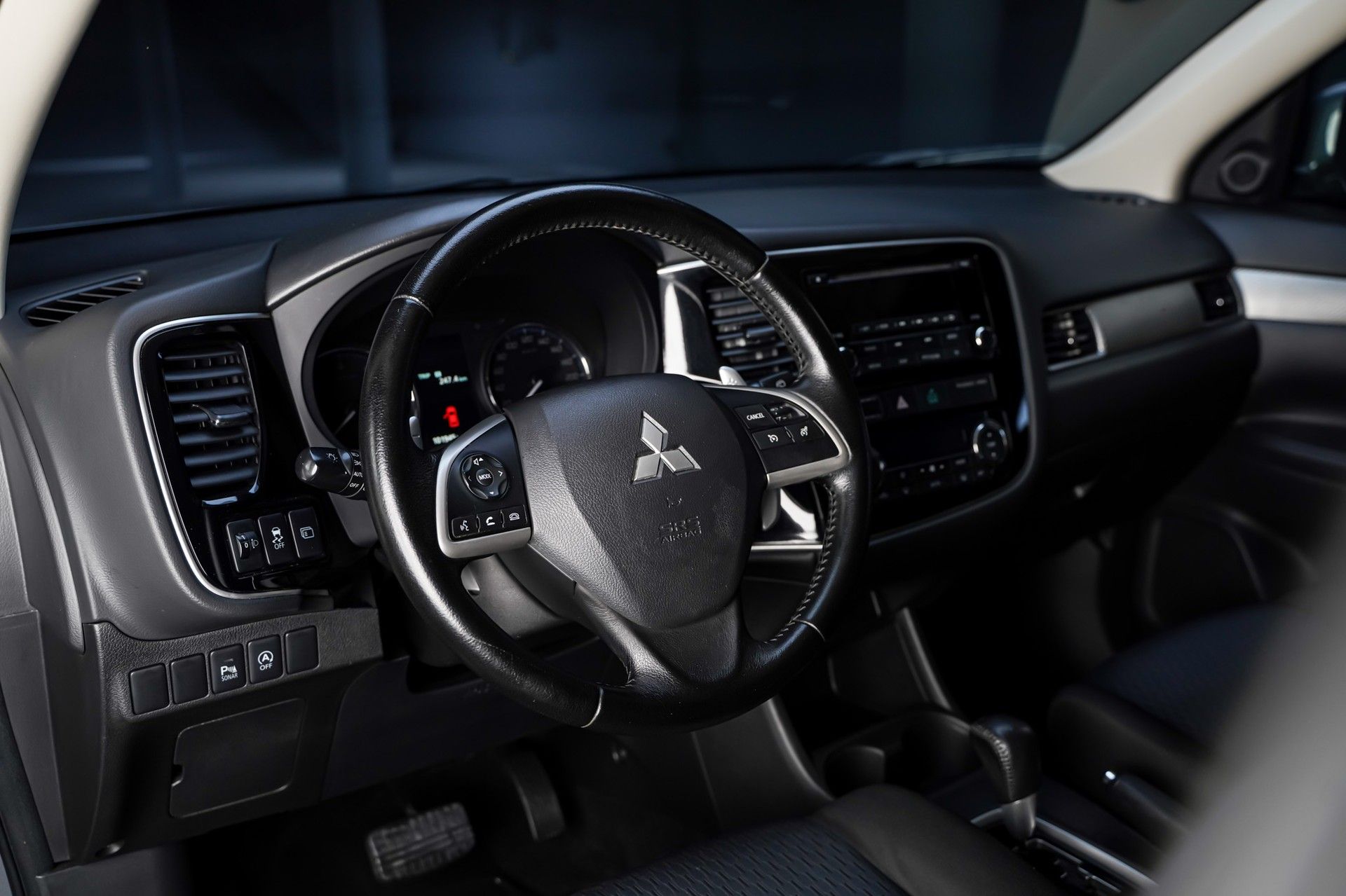 Mitsubishi OUTLANDER 9