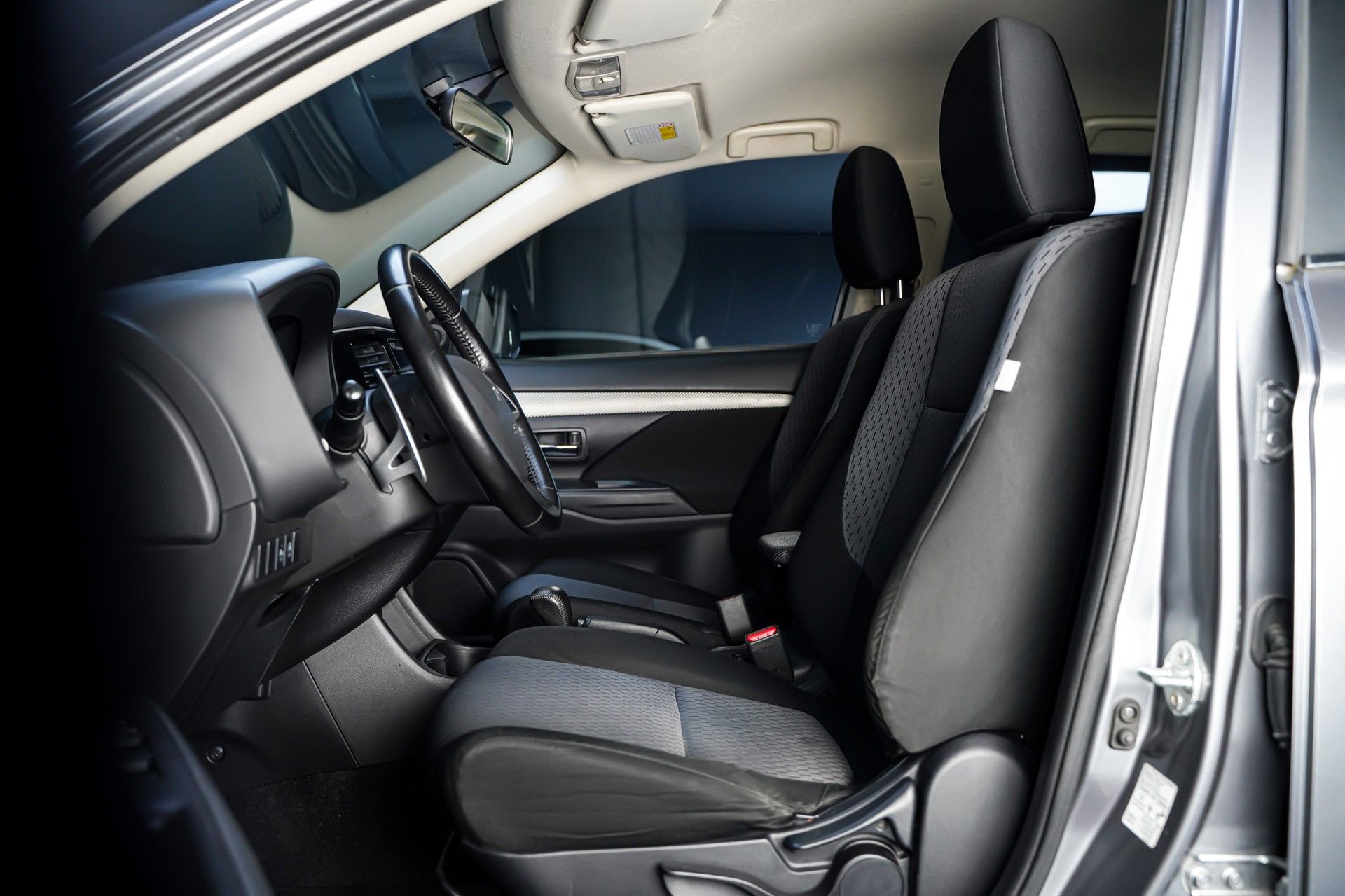 Mitsubishi OUTLANDER 10